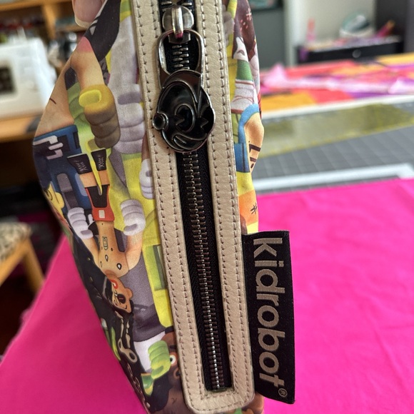 Vintage Harajuku/Kidrobot collaboration. Large shoulder bag with character print - Picture 5 of 8